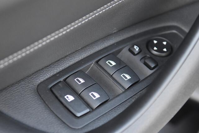 BMW X1 sDrive20i High Executive * Panoramadak * Leder * LED * M-Stuurwiel *