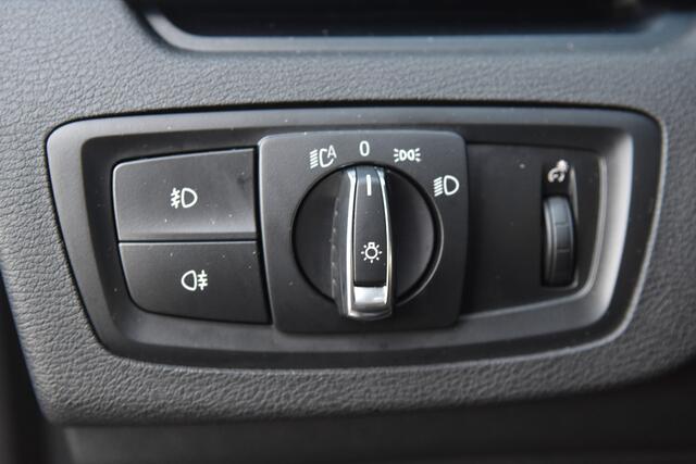 BMW X1 sDrive20i High Executive * Panoramadak * Leder * LED * M-Stuurwiel *