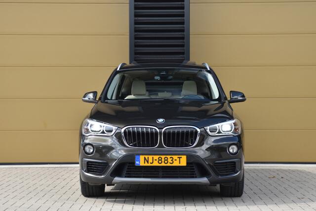BMW X1 xDrive25i Centennial High Executive * Head-up * LED * Sportstoelen * Panoramadak *
