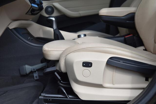 BMW X1 xDrive25i Centennial High Executive * Head-up * LED * Sportstoelen * Panoramadak *