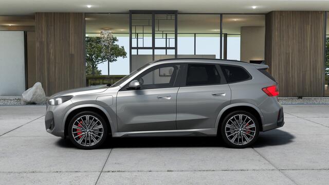 BMW X1 xDrive25e High Executive M Sport Automaat / Panoramadak / Trekhaak / Sportstoelen / Adaptieve LED / M Adaptief onderstel / Parking Assistant Plus / Stuurverwarming