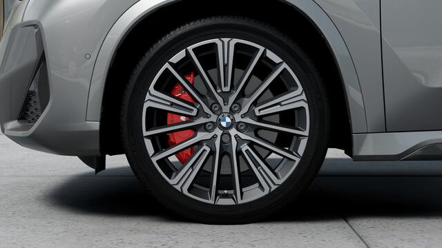 BMW X1 xDrive25e High Executive M Sport Automaat / Panoramadak / Trekhaak / Sportstoelen / Adaptieve LED / M Adaptief onderstel / Parking Assistant Plus / Stuurverwarming