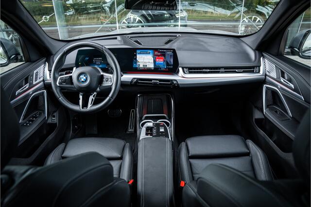 BMW X1 xDrive30e ** Panodak ** Innovation ** Driving Assistant NP 74K ** 1.800kg trekgewicht!