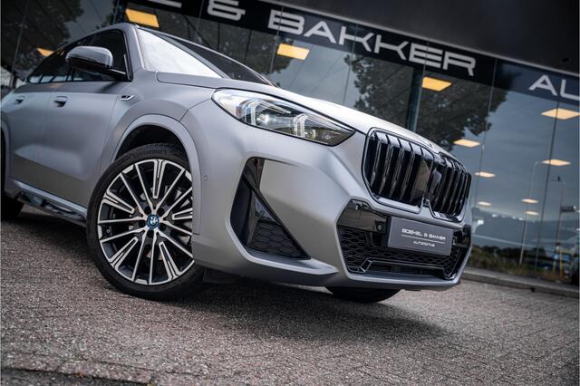 BMW X1 xDrive30e ** Panodak ** Innovation ** Driving Assistant NP 74K ** 1.800kg trekgewicht!
