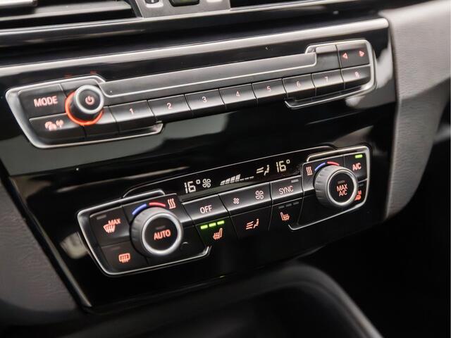 BMW X1 sDrive18i High Executive Automaat (PANORAMADAK, NAVIGATIE, CLIMATE, STOELVERWARMING, LEDEREN SPORTSTOELEN, CRUISE, LED KOPLAMPEN, TREKHAAK, NIEUWE APK, NIEUWSTAAT)