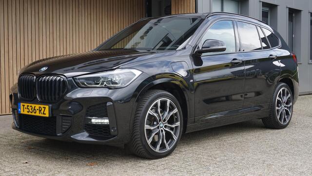 BMW X1 xDrive25e 220pk M-Sport *Facelift* Leder Pano-dak Head-up 19inch LM Afn.Trekhaak LED DAB Groot Navi 82201km!