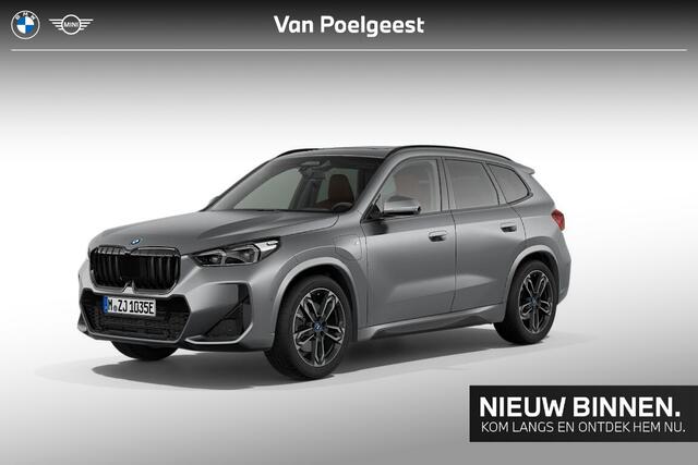 BMW X1 xDrive30e M-Sport Harman Kardon / Glazen Schuifdak / Head-Up / Parking Assistant Plus / Stoel & Stuurwielrandverwarming / Trekhaak Zwenkbaar / Adaptieve LED koplampen / Getinte Ramen / 19 Inch