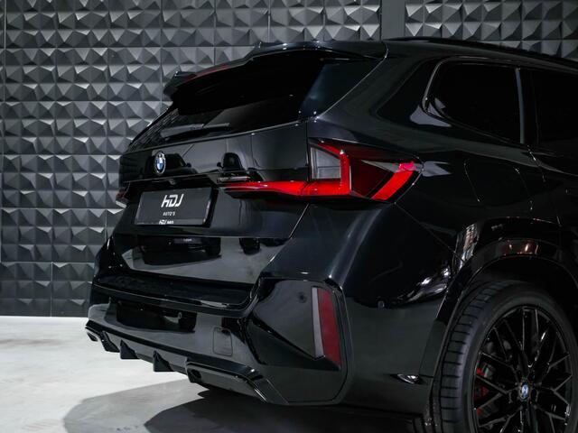 BMW X1 sDrive18i M Sport Pro | Pano | 20" | All Black | H&K | Topv. | Leer |