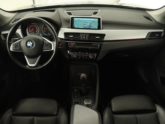 BMW X1 sDrive18i High Executive | Leder | Trekhaak | Harman/Kardon | Stoelverwarming | Head-Up | Full LED | Navigatie | Parkeerhulp | Climate control | Bluetooth