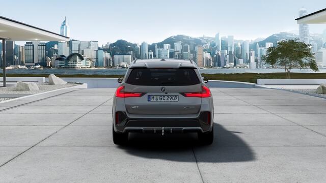 BMW X1 xDrive23i High Executive M Sport Automaat / Panoramadak / Trekhaak / Sportstoelen / M Adaptief onderstel / Head-Up / Adaptieve LED / Parking Assistant Plus