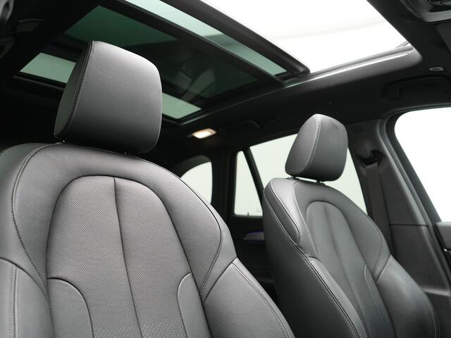 BMW X1 xDrive25e xLine Plug In Hybrid 222pk Dealer O.H PHEV | Panodak | Sfeerverlichting | Lederen Sportstoelen Verwarmd | Cruise Control | Camera | Navigatie | LED | DAB |