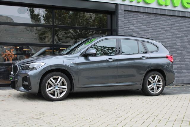 BMW X1 xDrive25e High Executive M-SPORT | BTW | PANO | ACC | CAMERA | KEYLESS | HUD | STOELVERWARMING |