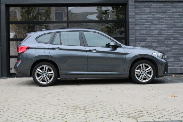 BMW X1 xDrive25e High Executive M-SPORT | BTW | PANO | ACC | CAMERA | KEYLESS | HUD | STOELVERWARMING |