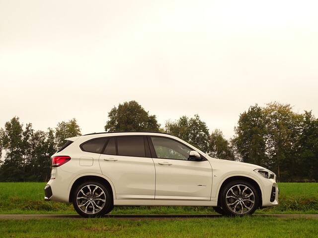 BMW X1 xDrive25i M-Sport | HUD | Carplay | Pano | Ad.Cruise | 19"| All black | Full Options!