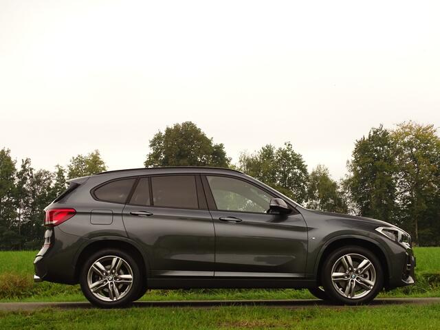 BMW X1 xDrive20i M-Sport | Trekhk | Nav | 18" | Stoelverw | Camera | All Black!