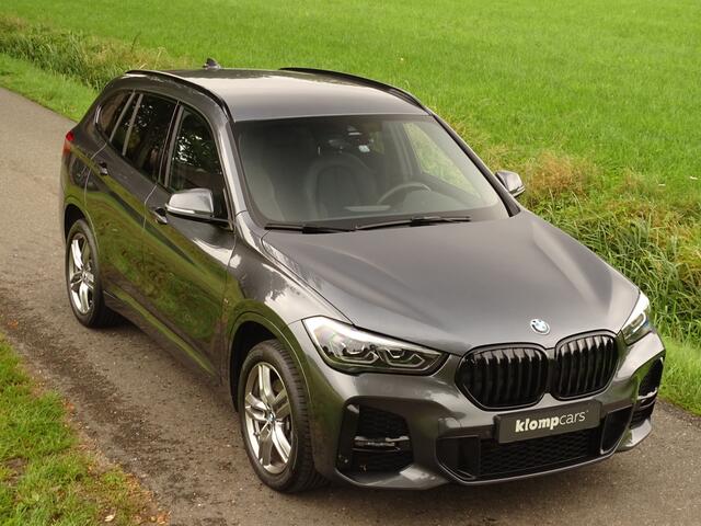 BMW X1 xDrive20i M-Sport | Trekhk | Nav | 18" | Stoelverw | Camera | All Black!