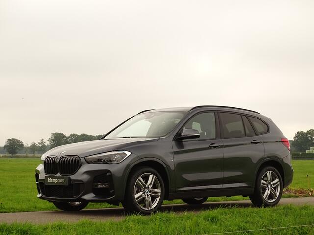BMW X1 xDrive20i M-Sport | Trekhk | Nav | 18" | Stoelverw | Camera | All Black!