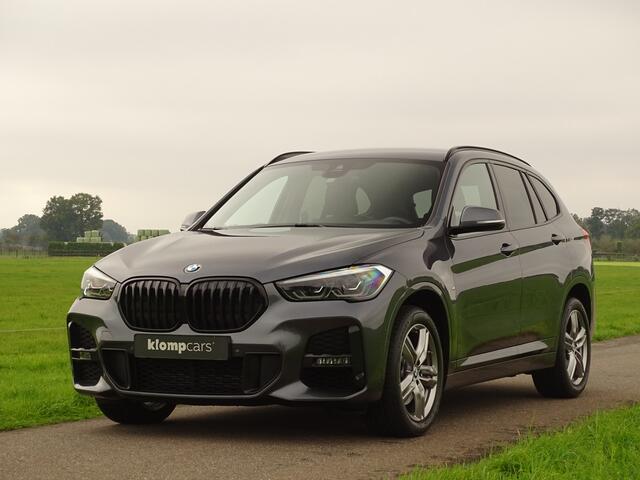 BMW X1 xDrive20i M-Sport | Trekhk | Nav | 18" | Stoelverw | Camera | All Black!