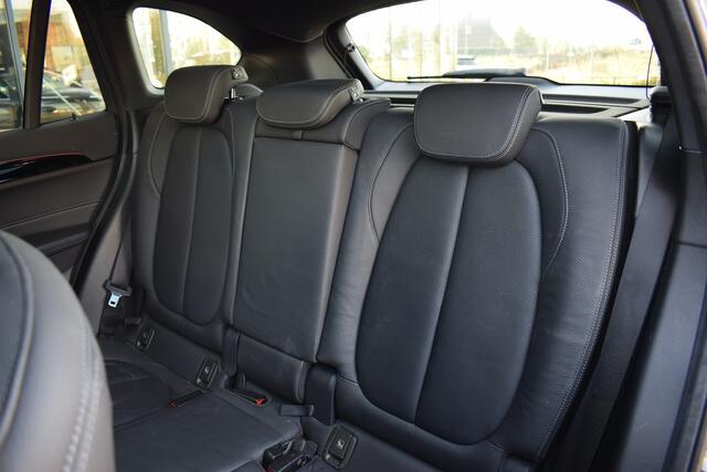 BMW X1 sDrive20i Business Edition Plus | Trekhaak | Pano | Leer | CarPlay | Stoelverw.