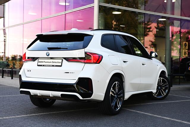 BMW X1 xDrive30e High Executive M Sport Automaat / Panoramadak / Trekhaak / Sportstoelen / M Adaptief onderstel / Stuurverwarming / Comfort Access / Adaptieve LED / Head-Up / Harman Kardon