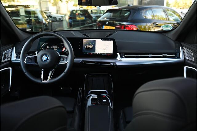 BMW X1 xDrive30e High Executive M Sport Automaat / Panoramadak / Trekhaak / Sportstoelen / M Adaptief onderstel / Stuurverwarming / Comfort Access / Adaptieve LED / Head-Up / Harman Kardon