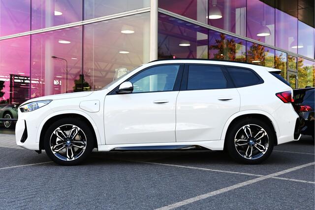 BMW X1 xDrive30e High Executive M Sport Automaat / Panoramadak / Trekhaak / Sportstoelen / M Adaptief onderstel / Stuurverwarming / Comfort Access / Adaptieve LED / Head-Up / Harman Kardon