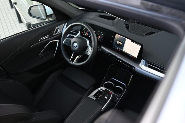 BMW X1 xDrive30e High Executive M Sport Automaat / Panoramadak / Trekhaak / Sportstoelen / M Adaptief onderstel / Stuurverwarming / Comfort Access / Adaptieve LED / Head-Up / Harman Kardon