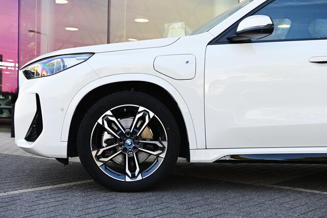 BMW X1 xDrive30e High Executive M Sport Automaat / Panoramadak / Trekhaak / Sportstoelen / M Adaptief onderstel / Stuurverwarming / Comfort Access / Adaptieve LED / Head-Up / Harman Kardon