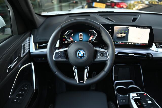 BMW X1 xDrive30e High Executive M Sport Automaat / Panoramadak / Trekhaak / Sportstoelen / M Adaptief onderstel / Stuurverwarming / Comfort Access / Adaptieve LED / Head-Up / Harman Kardon