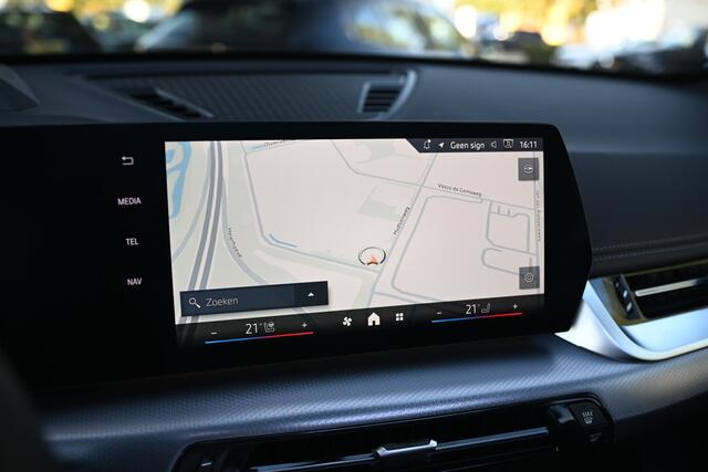 BMW X1 xDrive30e High Executive M Sport Automaat / Panoramadak / Trekhaak / Sportstoelen / M Adaptief onderstel / Stuurverwarming / Comfort Access / Adaptieve LED / Head-Up / Harman Kardon