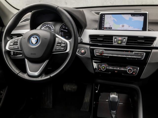 BMW X1 xDrive25e Sportline 221Pk Automaat (GROOT NAVI, CLIMATE, ALCANTARA, GETINT GLAS, ELEK ACHTERKLEP, SPORTSTOELEN, PARKEERSENSOREN, LED KOPLAMPEN, DAB+, NIEUWSTAAT)