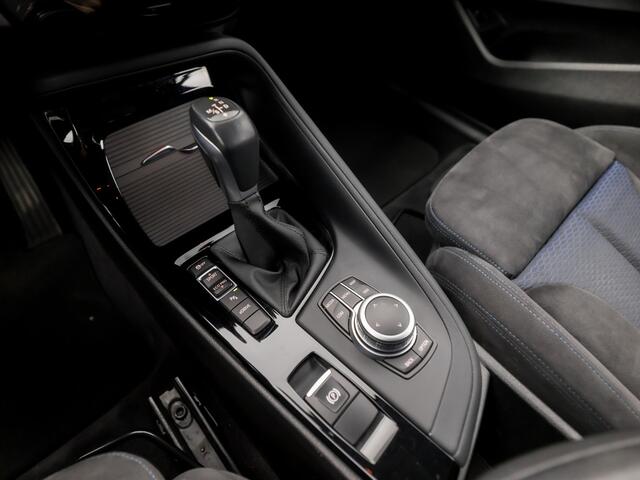 BMW X1 xDrive25e Sportline 221Pk Automaat (GROOT NAVI, CLIMATE, ALCANTARA, GETINT GLAS, ELEK ACHTERKLEP, SPORTSTOELEN, PARKEERSENSOREN, LED KOPLAMPEN, DAB+, NIEUWSTAAT)