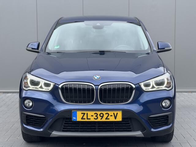 BMW X1 sDrive18i High Executive | Sportstoelen | LED | Keyless | HUD | Trekhaak