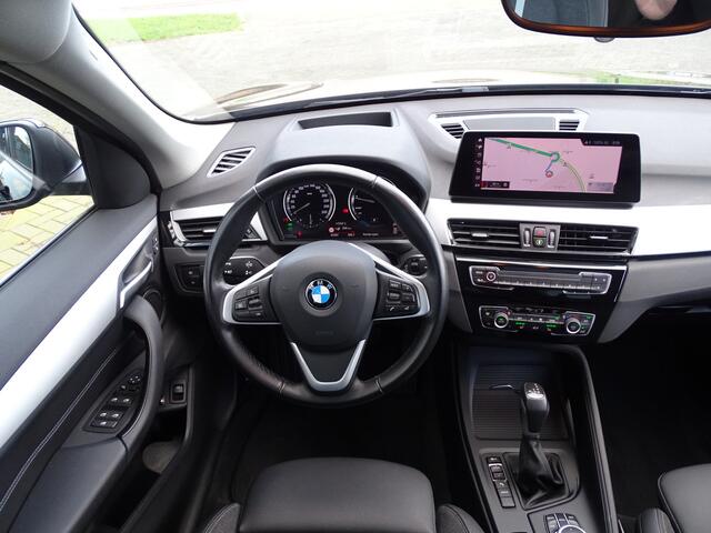 BMW X1 xDrive25e Exe. Pano.Dak Camera Elek.Stoelen ADA.LED Head-up HiFi Apple CarPlay Nav.Plus 17" LM Velgen