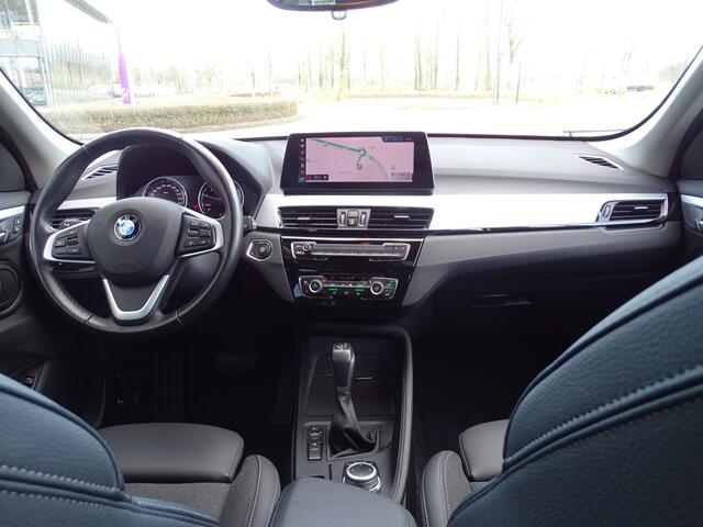 BMW X1 xDrive25e Exe. Pano.Dak Camera Elek.Stoelen ADA.LED Head-up HiFi Apple CarPlay Nav.Plus 17" LM Velgen