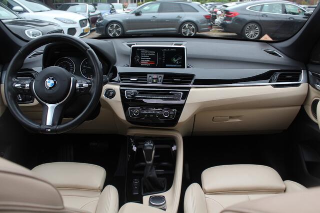 BMW X1 sDrive18i Centennial High Exe. / Panoramadak / Head-up / Leder / 18'' / Keyless / Navigatie / Sportstoelen / Stoelverwarming / Cruise Control