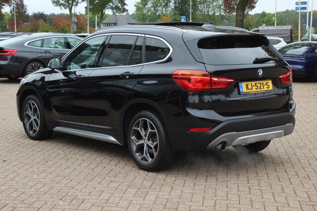BMW X1 sDrive18i Centennial High Exe. / Panoramadak / Head-up / Leder / 18'' / Keyless / Navigatie / Sportstoelen / Stoelverwarming / Cruise Control