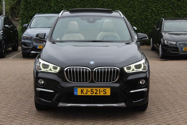 BMW X1 sDrive18i Centennial High Exe. / Panoramadak / Head-up / Leder / 18'' / Keyless / Navigatie / Sportstoelen / Stoelverwarming / Cruise Control