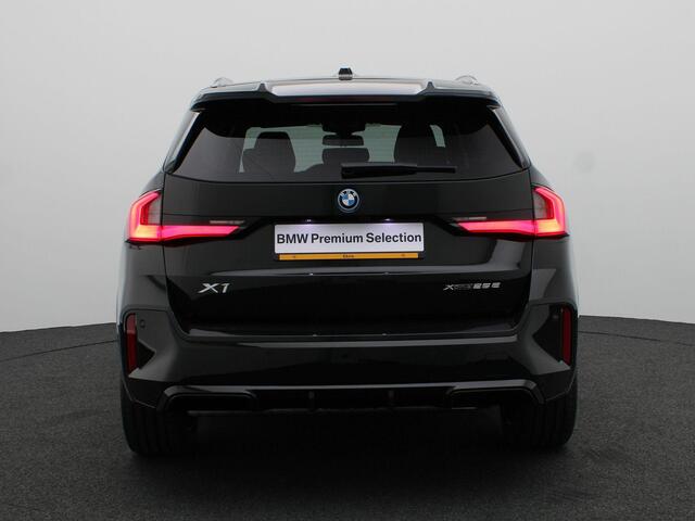 BMW X1 xDrive25e M Sportpakket Pro | Premium Pack | Stuurwielrand Verwarmd | Comfort Access | Trekhaak | Panoramadak | Driving Assistant | Parking Assistant | Harman Kardon | 19''