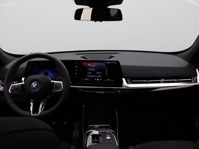 BMW X1 xDrive25e M Sportpakket Pro | Premium Pack | Stuurwielrand Verwarmd | Comfort Access | Trekhaak | Panoramadak | Driving Assistant | Parking Assistant | Harman Kardon | 19''