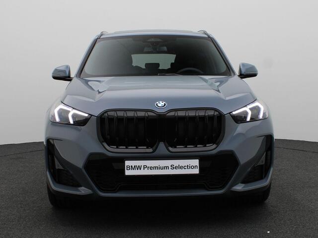BMW X1 xDrive25e M Sportpakket Pro | Premium Pack | Travel Pack | Stuurwielrand Verwarmd | Trekhaak | Panoramadak | Driving Assistant | Parking Assistant | Harman Kardon | 19''