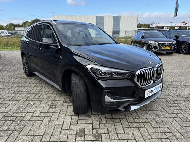 BMW X1 xDrive25e High Executive xLine Panoramadak Elek. Stoelverstelling Lederen Bekleding LED Trekhaak Keyless Entry Carplay Achteruitrijcamera 19 Inch Head-Up Display