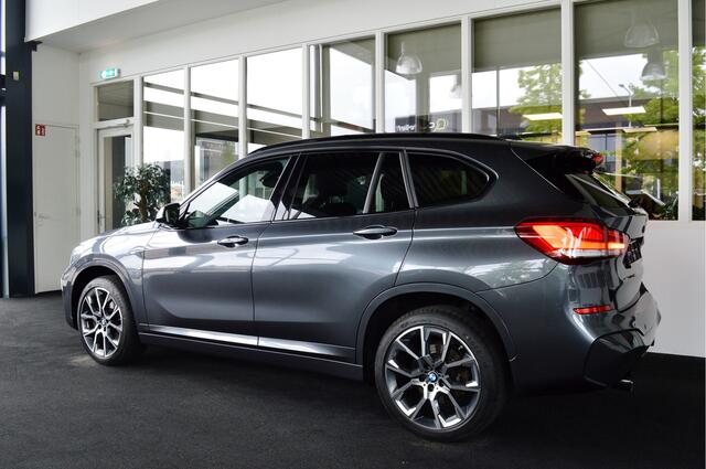 BMW X1 sDrive20i M-Sportedition | Panorama | Trekhaak