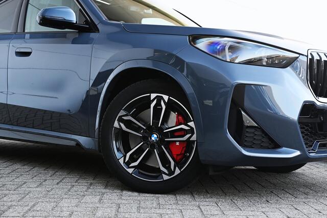 BMW X1 xDrive25e High Executive M Sport Automaat / Panoramadak / Trekhaak / Sportstoelen / M Adaptief onderstel / Adaptieve LED / Parking Assistant Plus / Head-Up / Harman Kardon