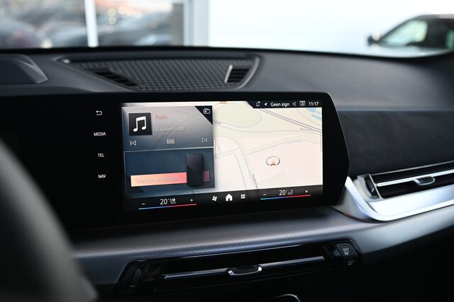 BMW X1 xDrive25e High Executive M Sport Automaat / Panoramadak / Trekhaak / Sportstoelen / M Adaptief onderstel / Adaptieve LED / Parking Assistant Plus / Head-Up / Harman Kardon