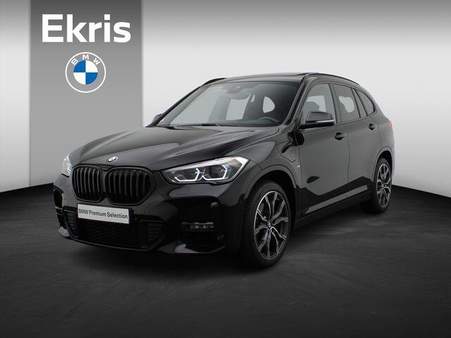 BMW X1 xDrive25e M Sportpakket | Entertainment Pack | Trekhaak | Achteruitrijcamera | Panoramadak | Elektrisch Verstelbare Sportstoelen | Driving Assistant Plus | Active Cruise Control | Head-Up Display | Harman Kardon | Apple Carplay Voorbereiding | 19''