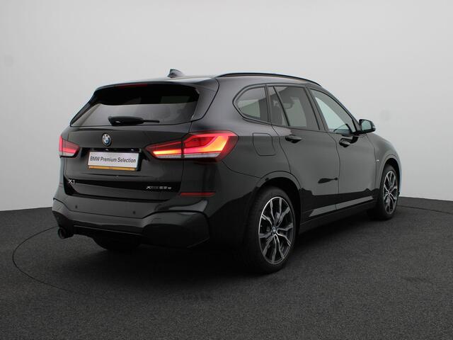 BMW X1 xDrive25e M Sportpakket | Entertainment Pack | Trekhaak | Achteruitrijcamera | Panoramadak | Elektrisch Verstelbare Sportstoelen | Driving Assistant Plus | Active Cruise Control | Head-Up Display | Harman Kardon | Apple Carplay Voorbereiding | 19''