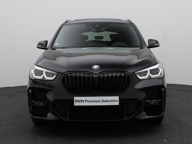 BMW X1 xDrive25e M Sportpakket | Entertainment Pack | Trekhaak | Achteruitrijcamera | Panoramadak | Elektrisch Verstelbare Sportstoelen | Driving Assistant Plus | Active Cruise Control | Head-Up Display | Harman Kardon | Apple Carplay Voorbereiding | 19''