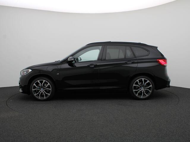 BMW X1 xDrive25e M Sportpakket | Entertainment Pack | Trekhaak | Achteruitrijcamera | Panoramadak | Elektrisch Verstelbare Sportstoelen | Driving Assistant Plus | Active Cruise Control | Head-Up Display | Harman Kardon | Apple Carplay Voorbereiding | 19''