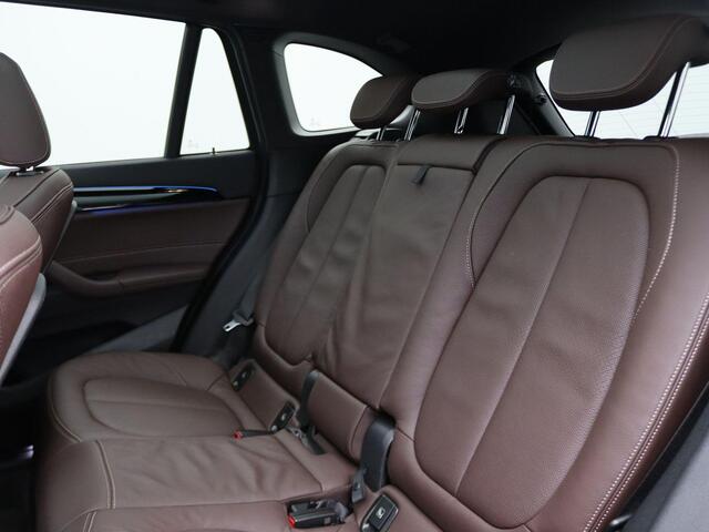 BMW X1 xDrive25e M Sportpakket | Entertainment Pack | Trekhaak | Achteruitrijcamera | Panoramadak | Elektrisch Verstelbare Sportstoelen | Driving Assistant Plus | Active Cruise Control | Head-Up Display | Harman Kardon | Apple Carplay Voorbereiding | 19''